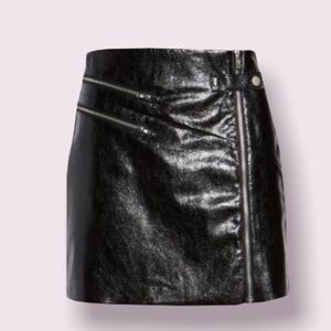 Glossy Faux Leather Zipper Mini Skirt in Black